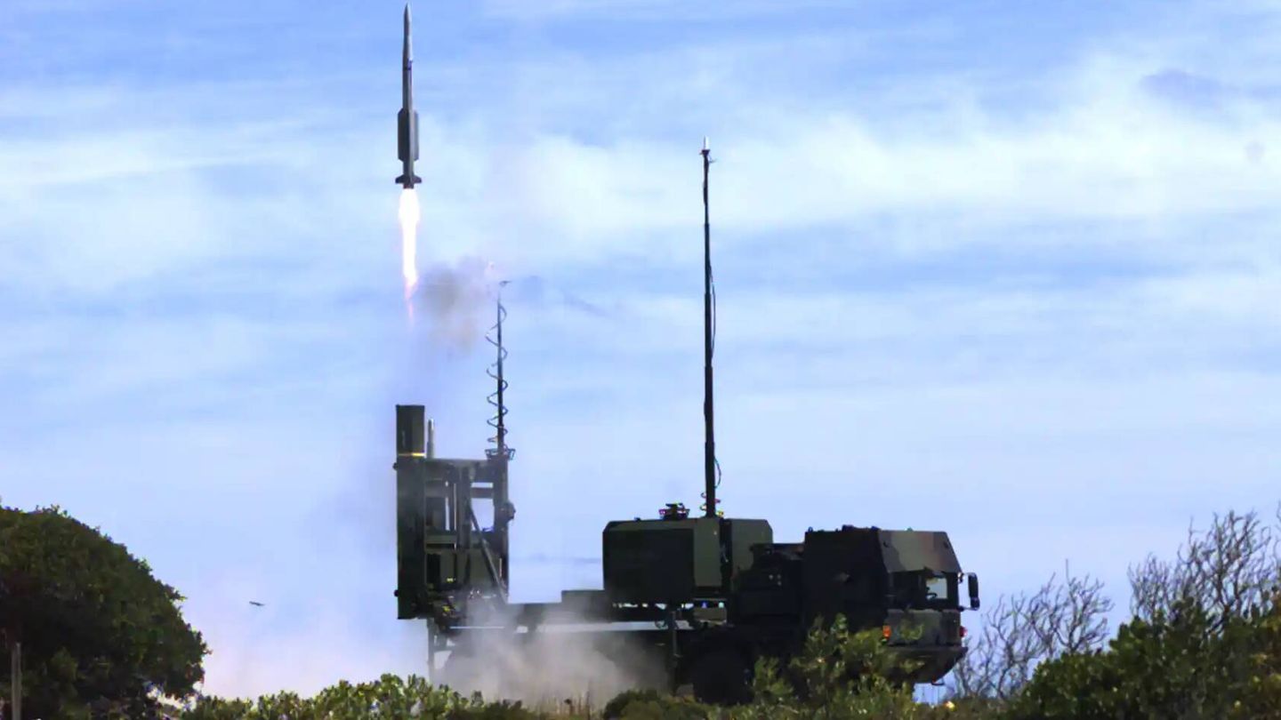Lanzamiento de un misil IRIS-T SLM. (Dihel Defence)