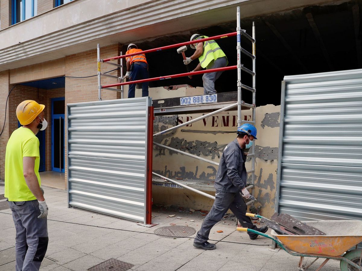 Foto:  Obreros trabajan en la reforma de un bajo comercial en Oviedo. (EFE)