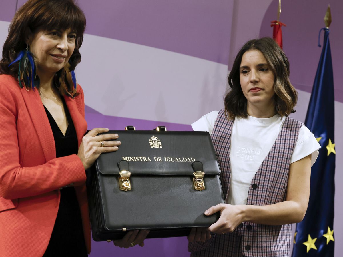Foto: Traspaso de la cartera de Igualdad entre Irene Montero y la nueva ministra del ramo, Ana Rendondo. (EFE/Zipi)