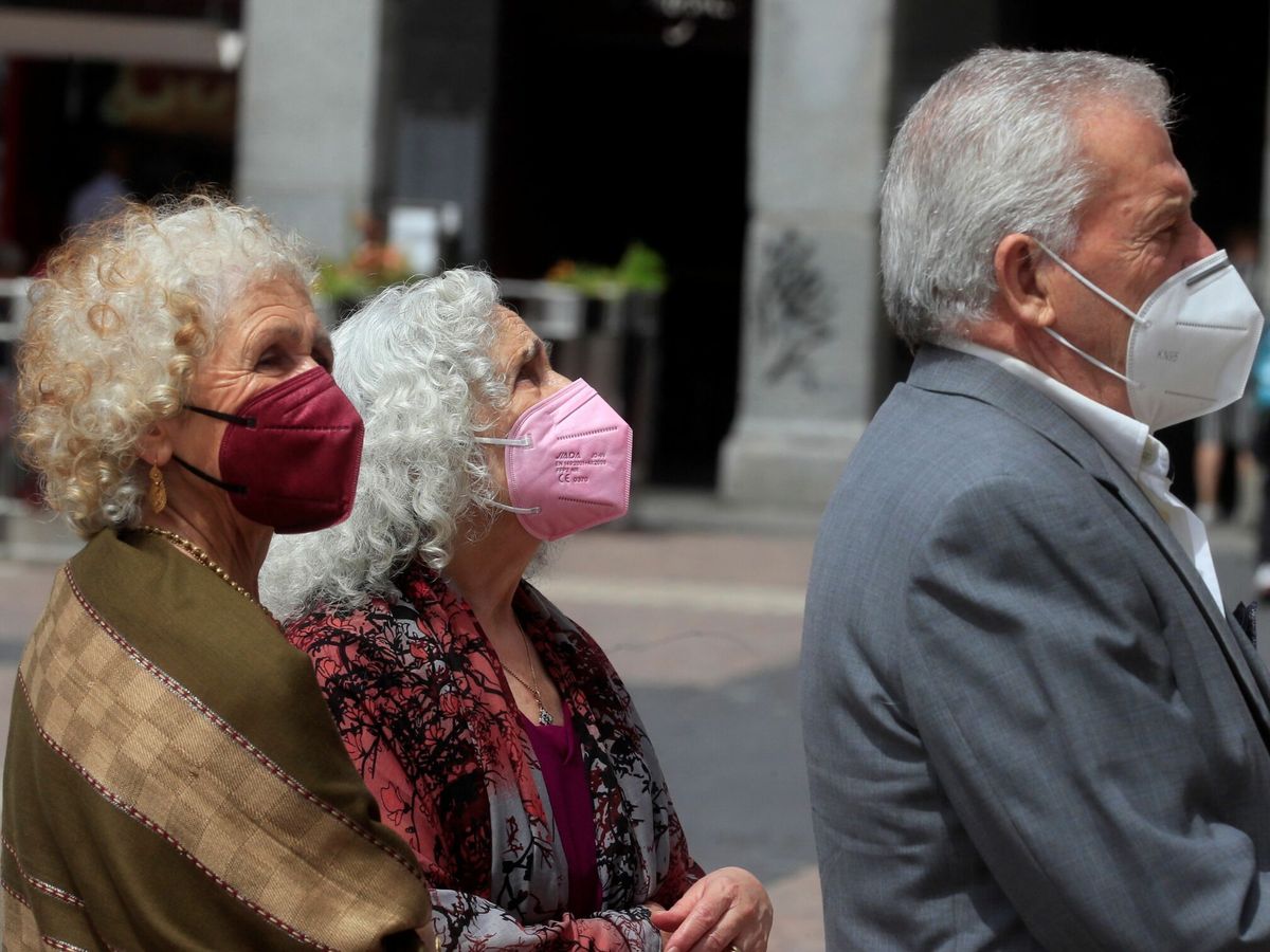 Foto: Varias personas con mascarilla caminan por una calle de Madrid. (EFE)