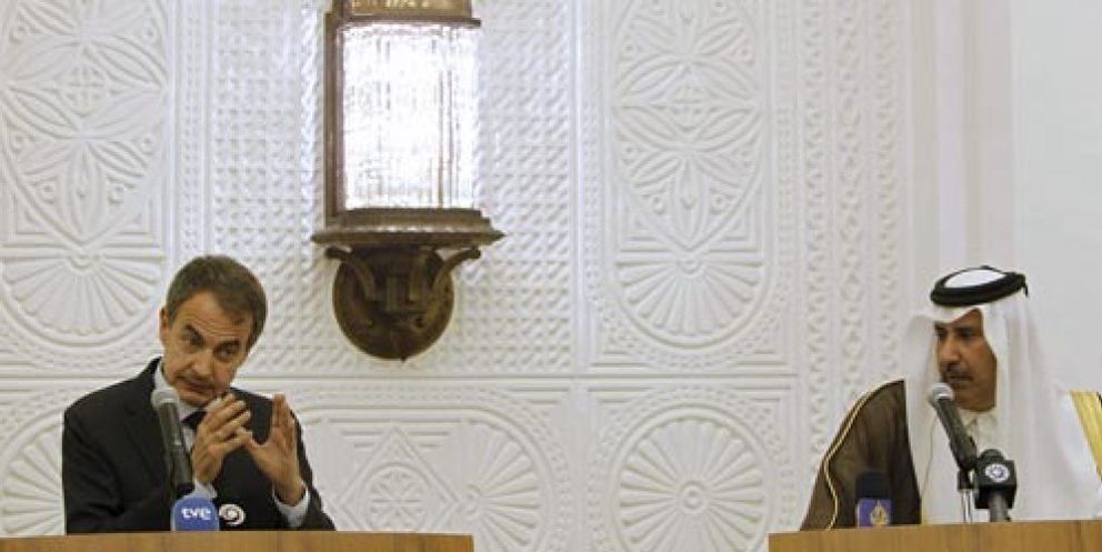 Foto: Zapatero persigue la foto en Túnez mientras envía a Moratinos a Cuba