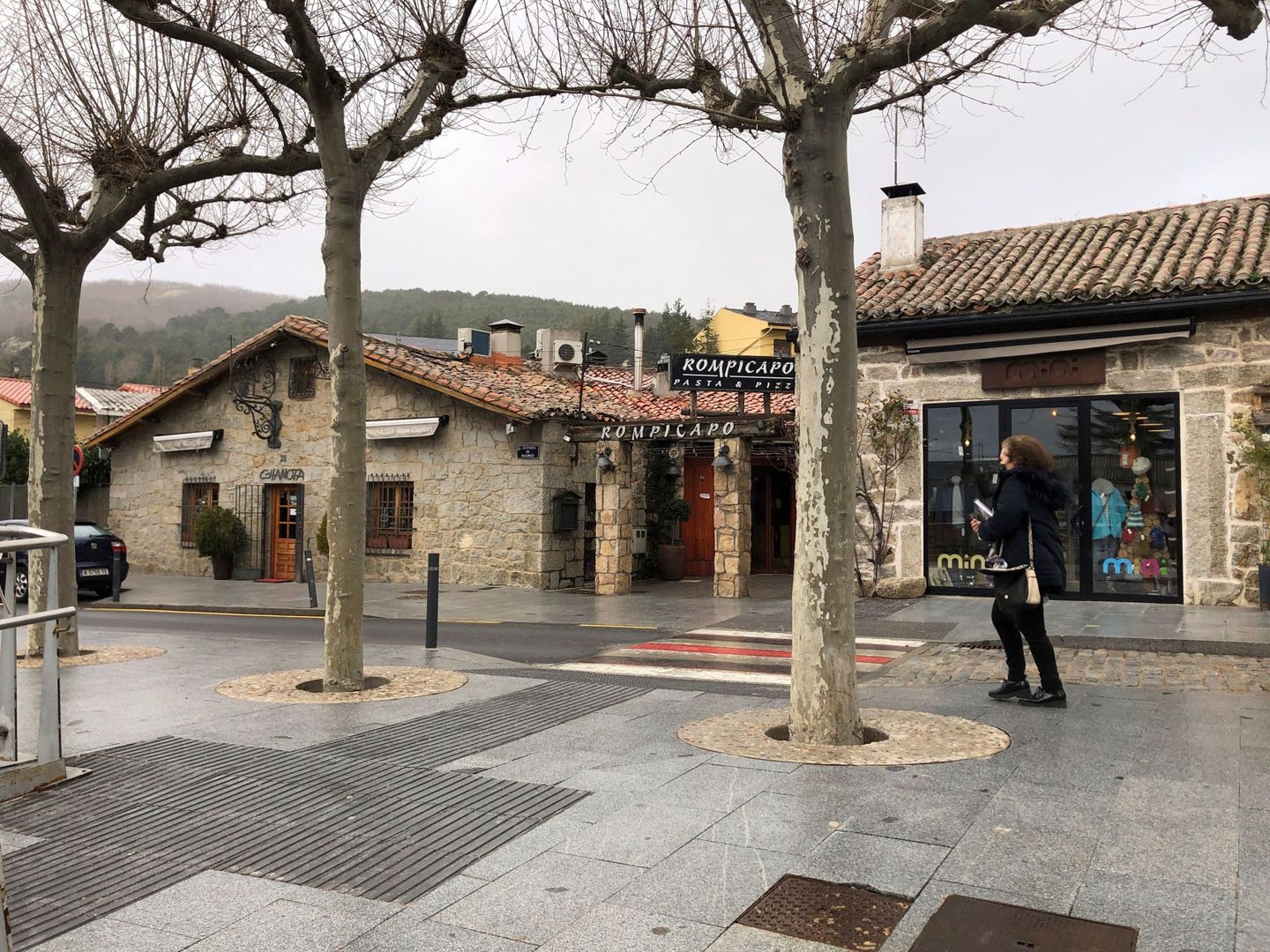Una calle de Navacerrada, el pueblo de la sierra madrileña donde vive Laura. (EFE)