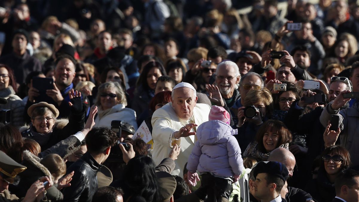 De cómo el Papa logró convertir a la transexual más famosa de Italia