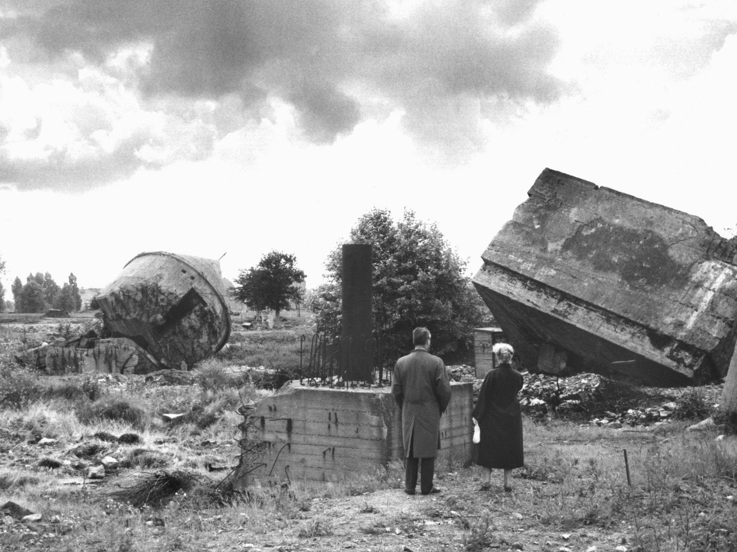 Una pareja fotografiada frente a los restos del búnker en 1959. (Foto: Cordon Press)