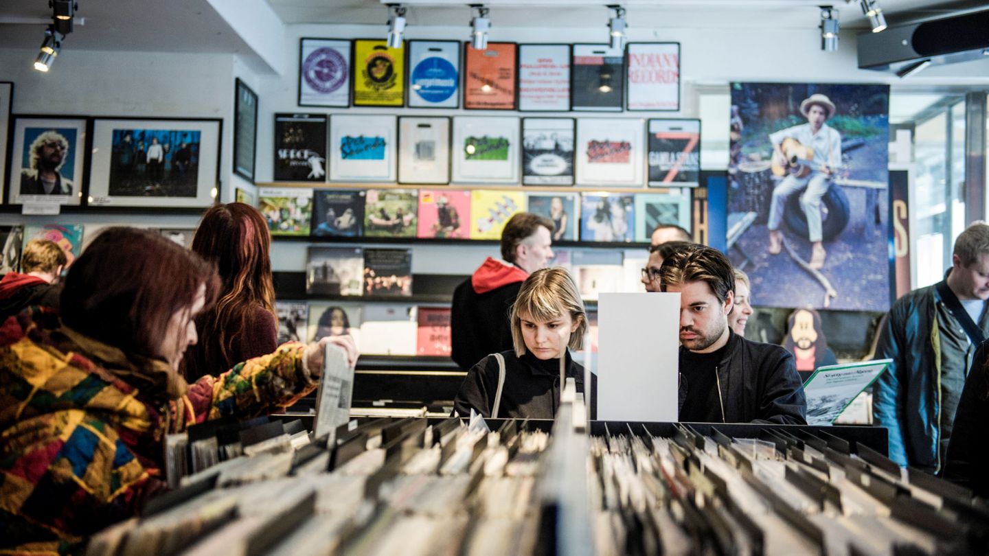 Clientes en una tienda de discos. (Reuters)