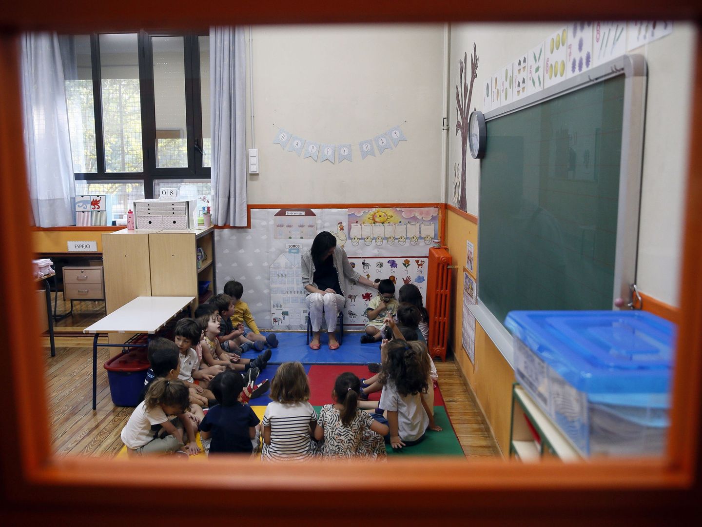 Varios niños en su aula del CEIP Palacio Valdés de Madrid, en el primer día del curso escolar 2017-2018 en la Comunidad de Madrid, el pasado 8 de septiembre. (EFE)
