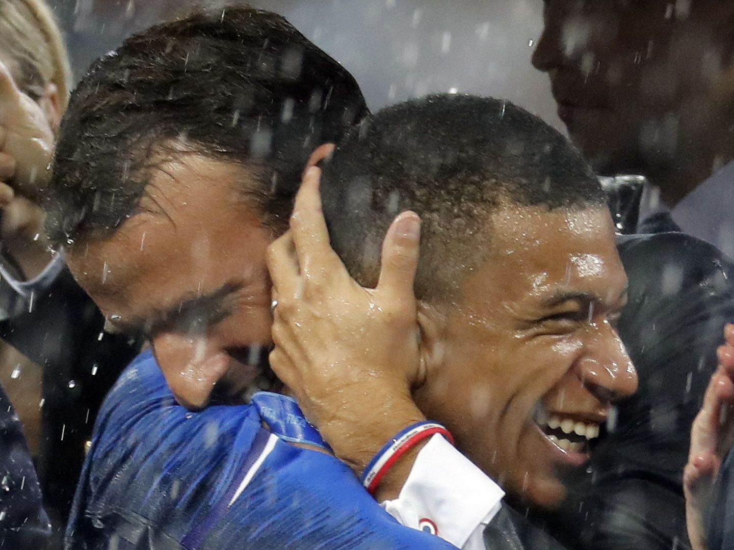 Macron abraza a Kylian Mbappé durante la entrega de trofeos al final del partido. (EFE)
