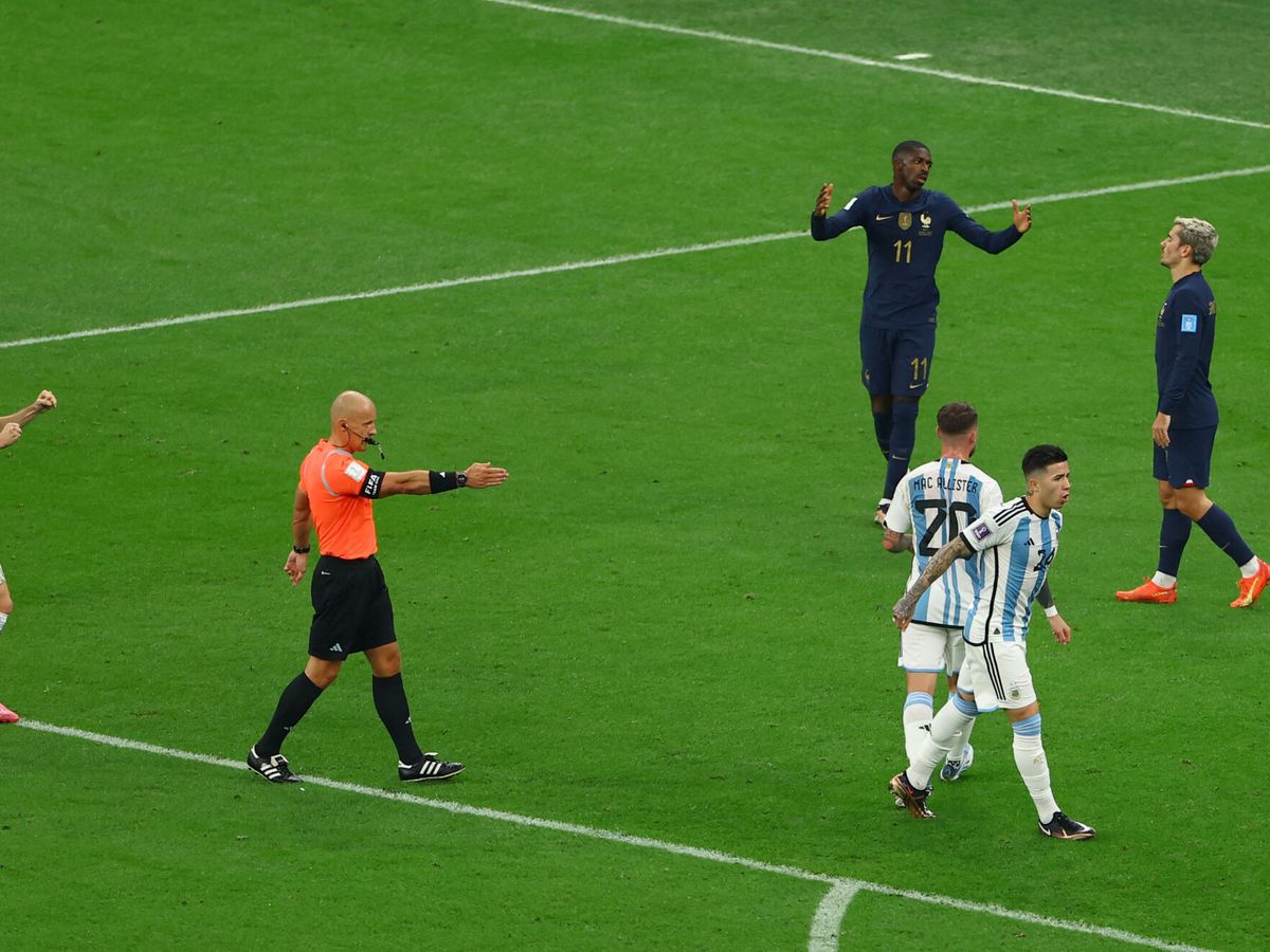 Foto: El colegiado señala el punto de penalti. (Reuters/Molly Darlington)