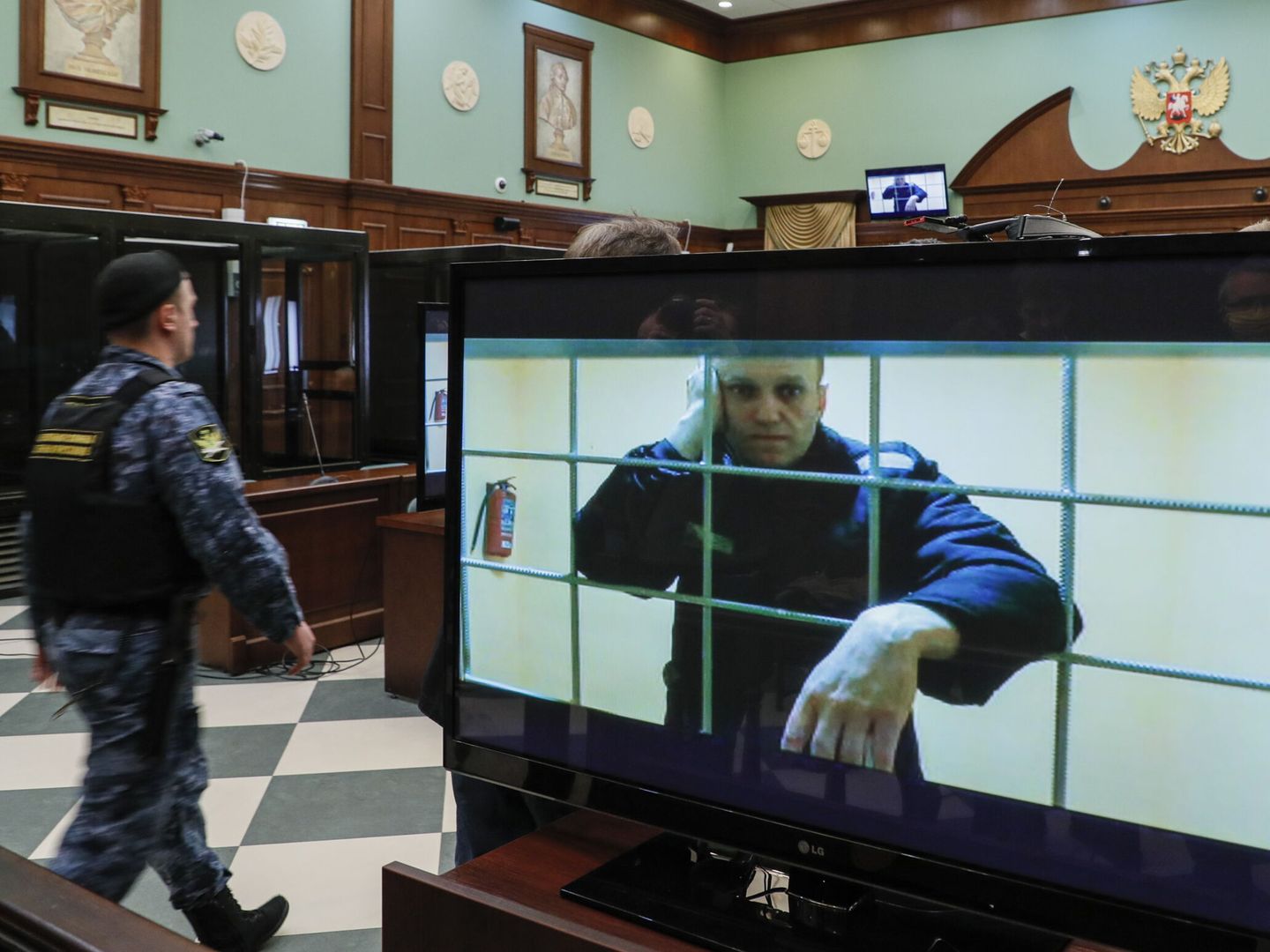 Navalni en una pantalla atiende una vista judicial desde la cárcel en 2022. (EFE/Yuri Kochetkov)