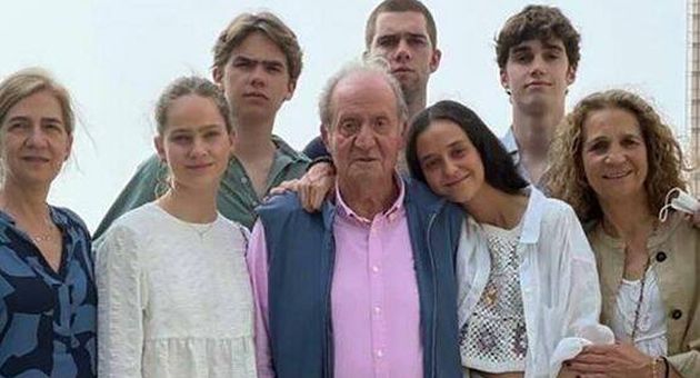 El rey Juan Carlos I, con sus hijas y sus nietos en Abu Dabi. (Europa Press)