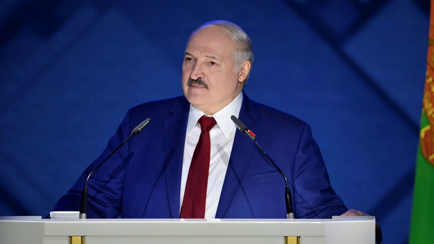 Minsk (Belarus), 28 01 2022.- A handout photo made available by Belarus President Press-service shows Belarusian President Aleksandr Lukashenko delivering his address to the Belarusian people and the National Assembly in Minsk, Belarus, 28 January 2022. President of Belarus Alexander Lukashenko, on 20 January, signed decree No. 14 'On the appointment of a republican referendum'. In accordance with the document, a referendum on the issue of amendments and additions to the Constitution of the Republic of Belarus is scheduled for 27 February 2022. (Bielorrusia) EFE EPA BELARUS PRESIDENT PRESS-SERVICE  HANDOUT HANDOUT EDITORIAL USE ONLY NO SALES 