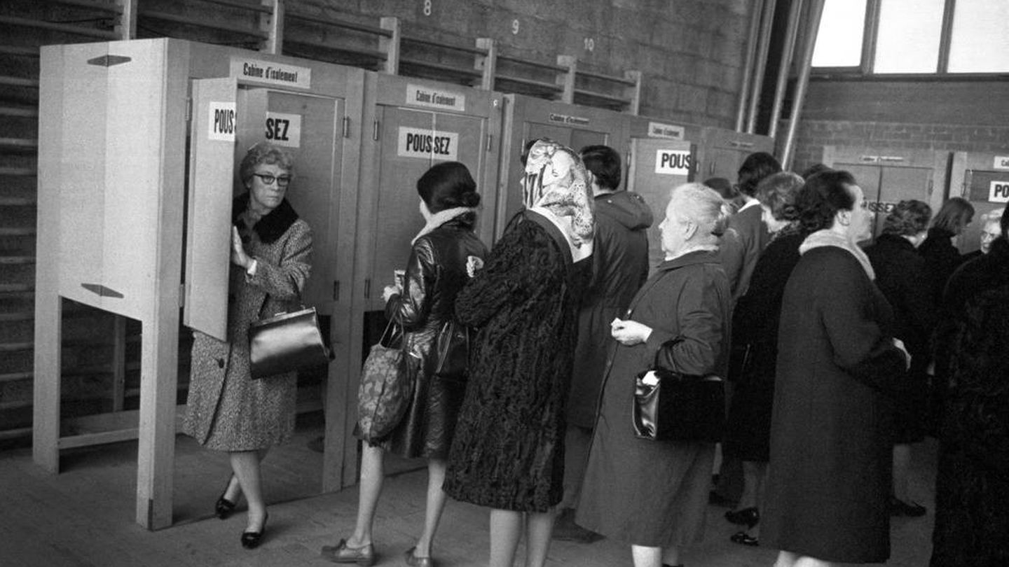 Mujeres de la suiza francesa en fila para votar en 1969.