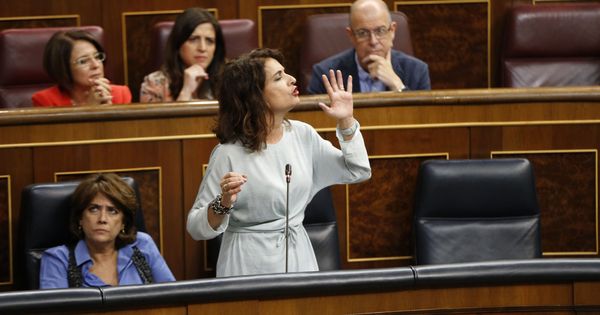Foto: La ministra de Hacienda, María Jesús Montero, esta mañana en el Congreso (Efe)