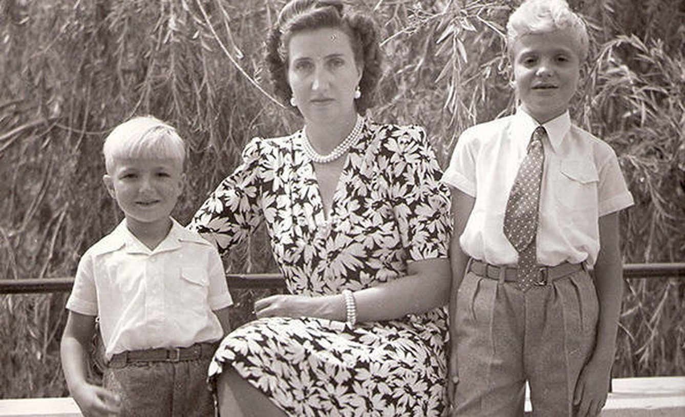 Juan Carlos con su madre y su hermano pequeño. 