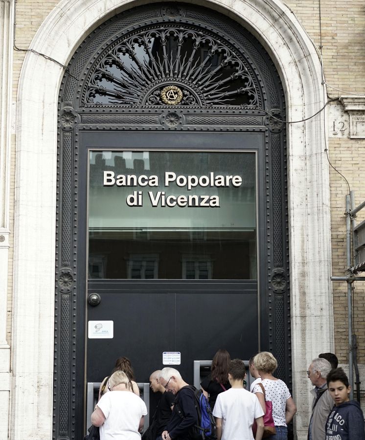 Foto: Puerta de una oficina de una entidad financiera Italiana. (AP)