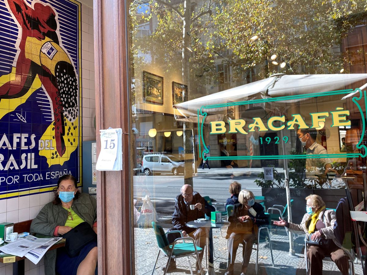 Foto: Varias personas toman café en una terraza en Barcelona. (Reuters)