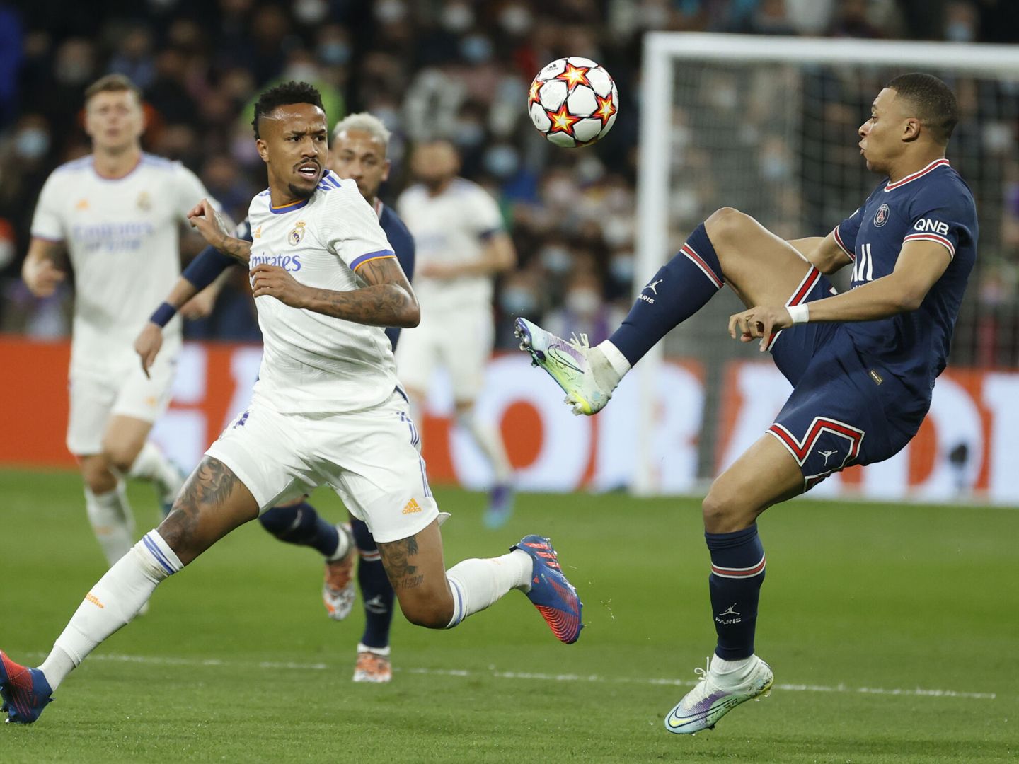 Mbappé controla el balón ante el marcaje de Militao. (EFE/Juanjo Martín) 