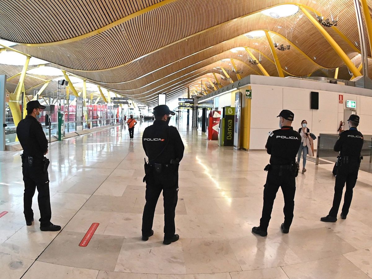 Foto: Agentes de la Policía Nacional controlan el acceso a la T-4 del Aeropuerto Adolfo Suárez Madrid-Barajas. Foto: Efe