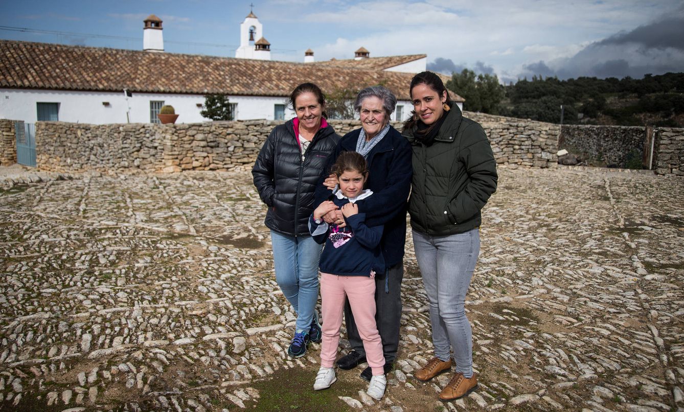 Foto: Pepa Rosado, Paqui Gutiérrez, Sara Oñate y Noelia Gutiérrez, en Málaga. (Fernando Ruso)
