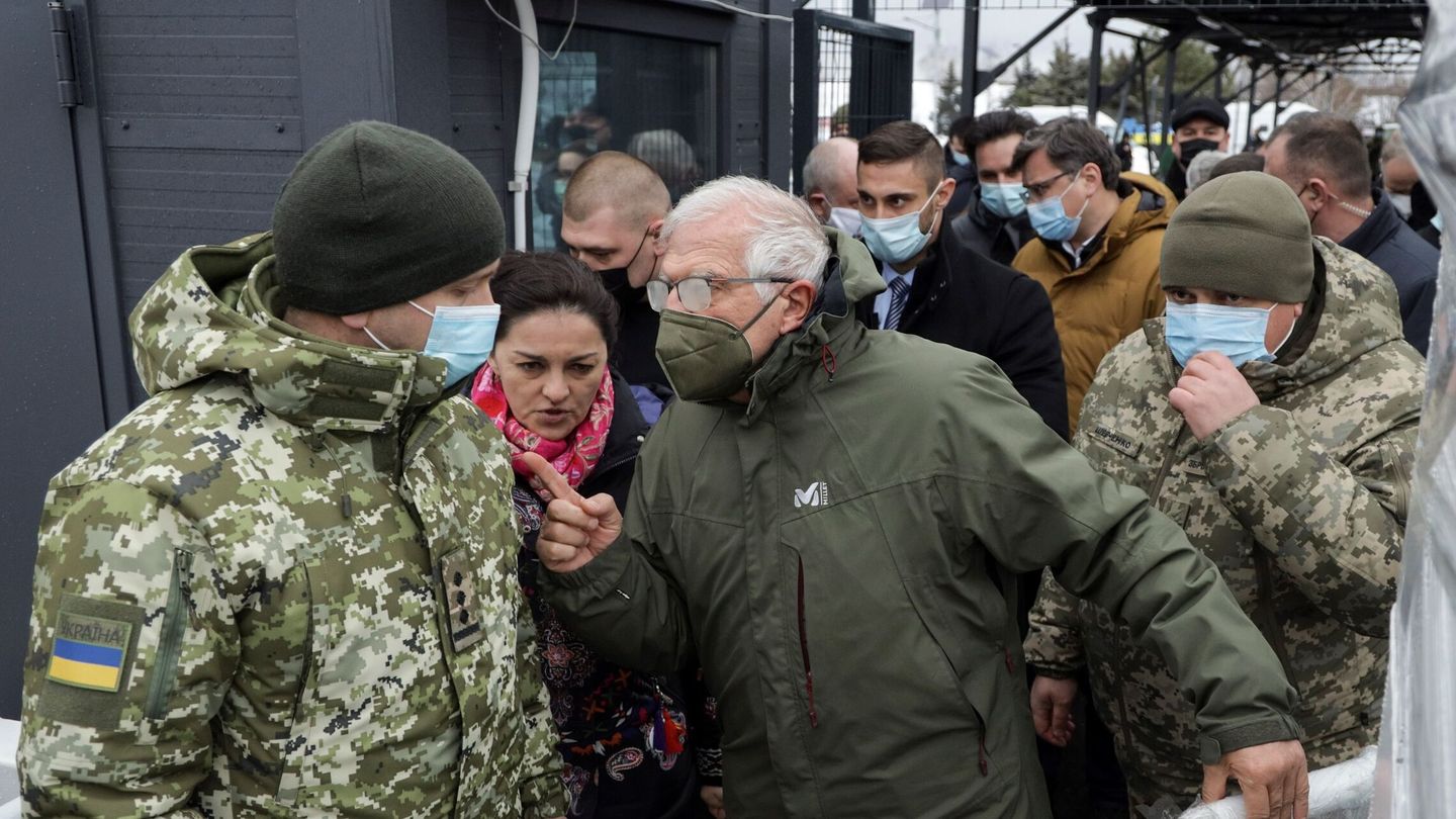 Borrell, durante su visita a la frontera entre Ucrania y Rusia. (Reuters)