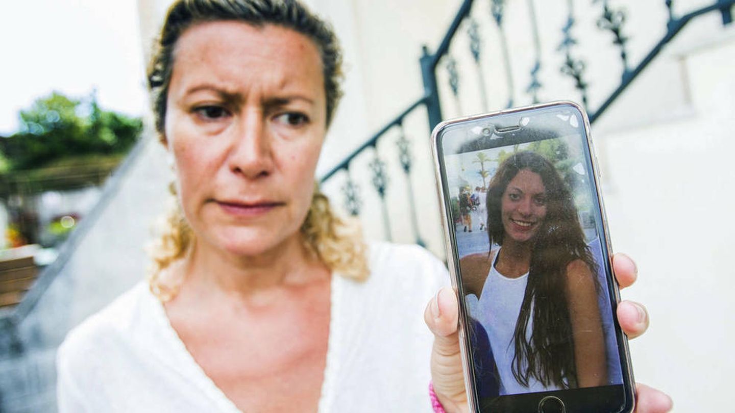 La madre de Diana Quer muestra una foto de su hija. (EFE)