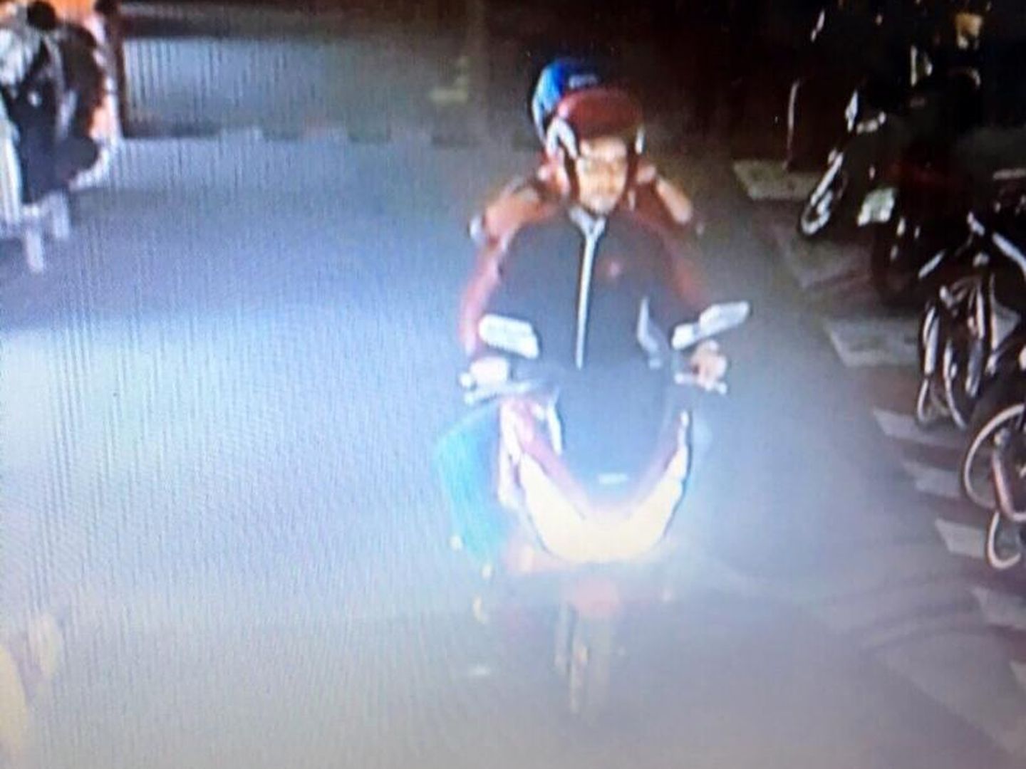 El sospechoso Artur Segarra yendo en moto con su novia a retirar dinero en un cajero automático en Ayuthaya, en una imagen difundida por la policía tailandesa