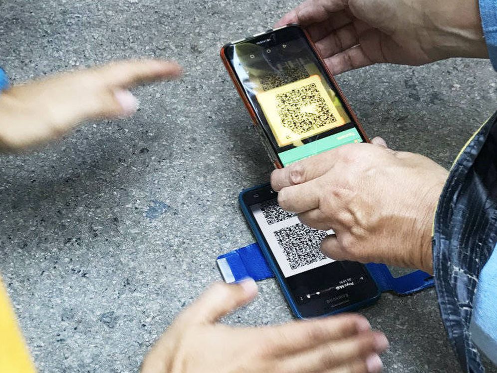 Foto: Los códigos QR se transmiten de móvil a móvil entre los manifestantes, por precaución. (Foto:Carles Banús)