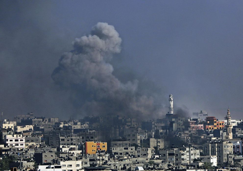 Foto: Una columna de humo surge de Gaza tras los bombardeos israelíes (Efe)