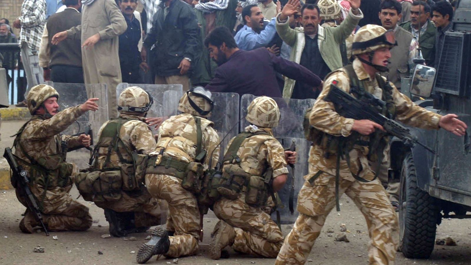 Foto: Soldados británicos en la ciudad iraquí de Basora durante una protesta, en enero de 2004 (Reuters)
