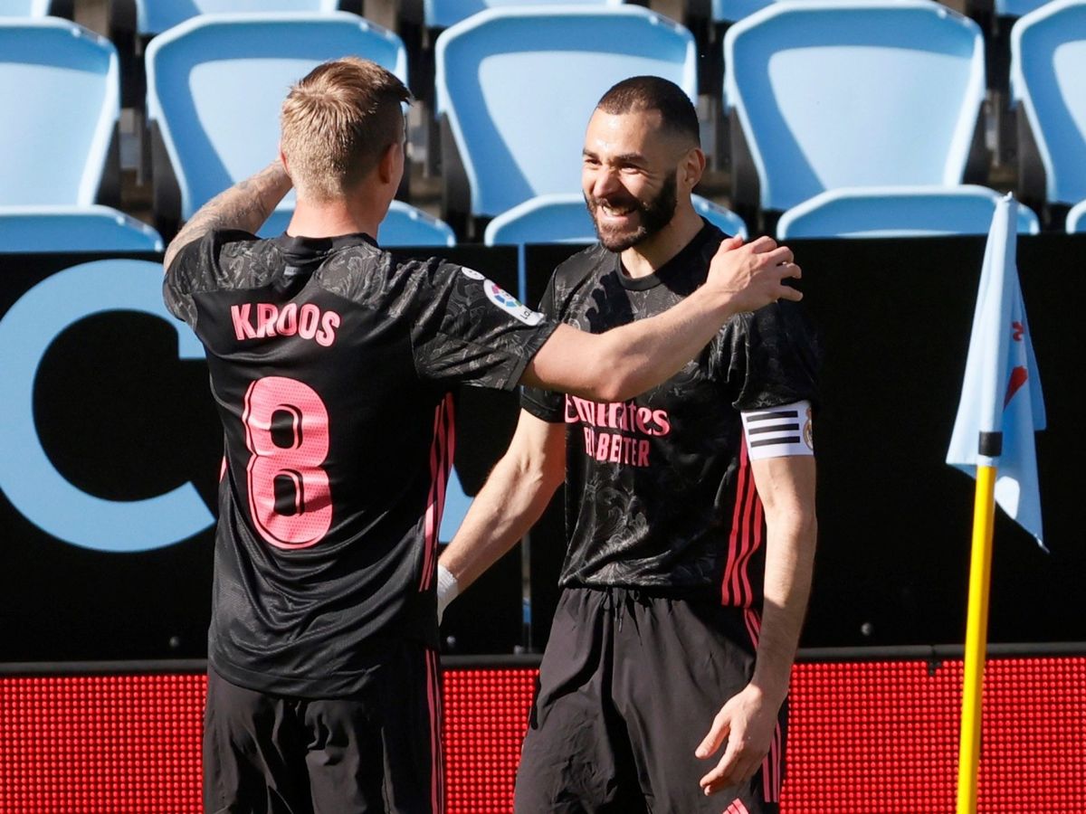 Foto: Benzema y Kroos celebran un gol en el partido contra el Celta. (Efe)