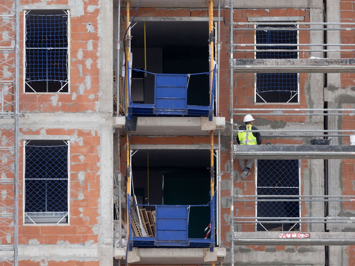 Foto: Un obrero trabaja en las obras de un bloque nuevo de viviendas. (Europa Press/Eduardo Parra)