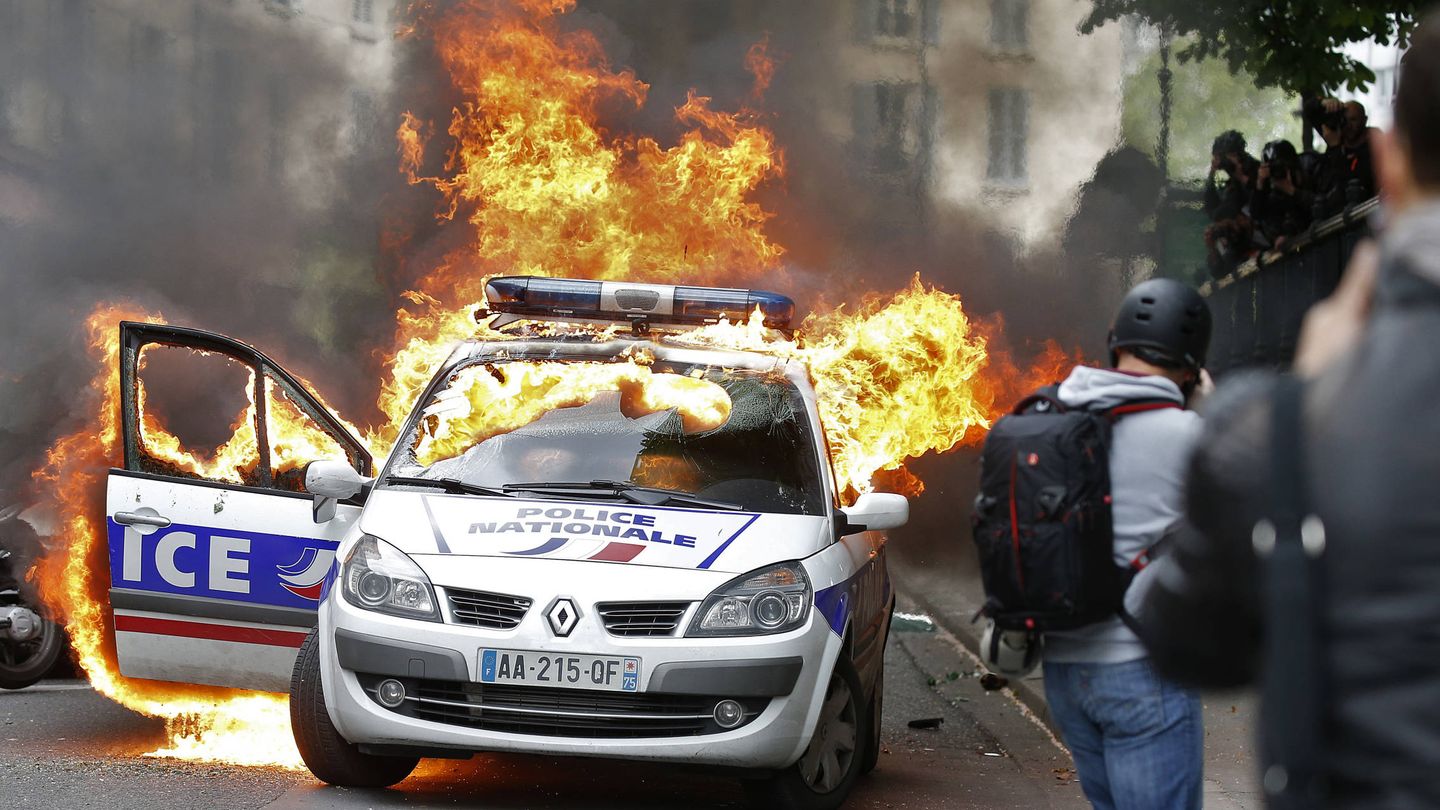 Un coche de policía arde durante una protesta contra la reforma laboral, en París. (Reuters)