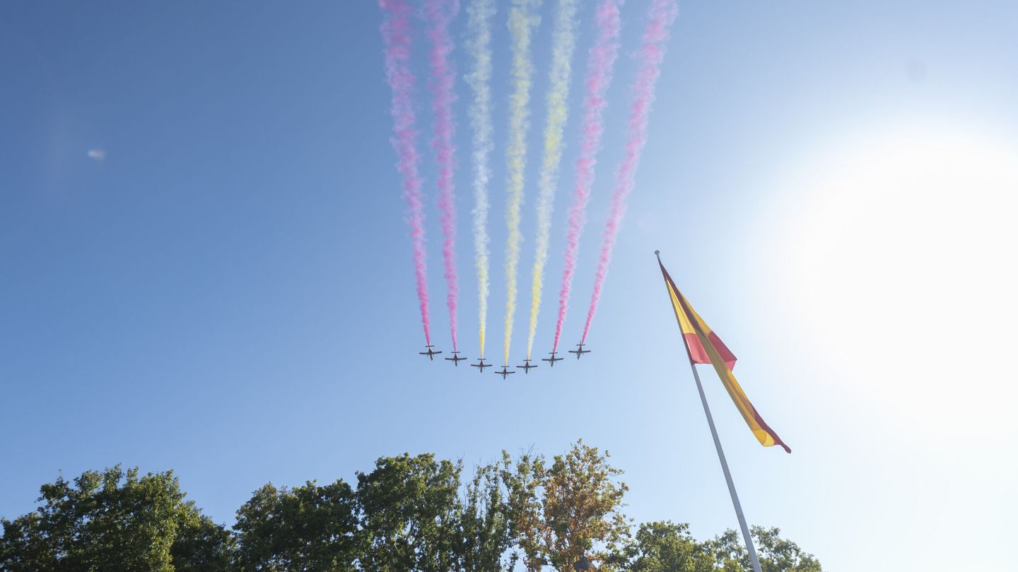 Los colores del la bandera de España por la Patrulla del Águila. (Europa Press)