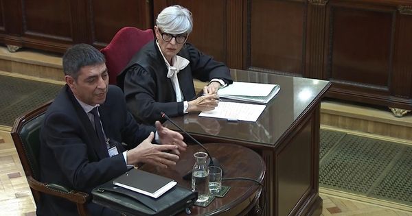 Foto: Josep Lluís Trapero, jefe de los Mossos d'Esquadra durante el 1-O, y su abogada, Olga Tubau. (EFE)