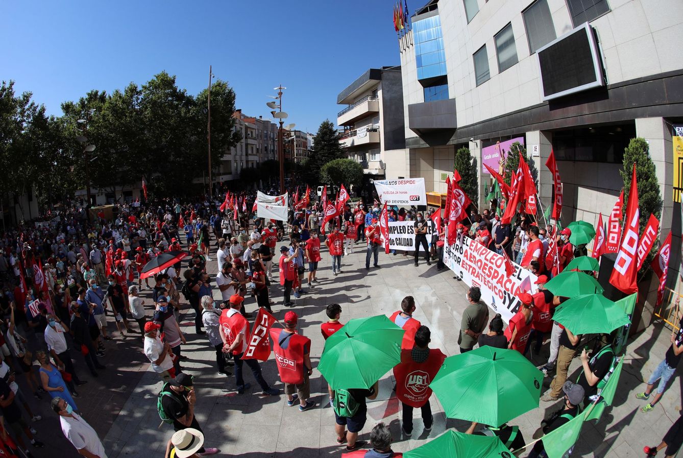 Trabajadores de Airbus protestan a las puertas del Ayuntamiento de Getafe. (EFE)