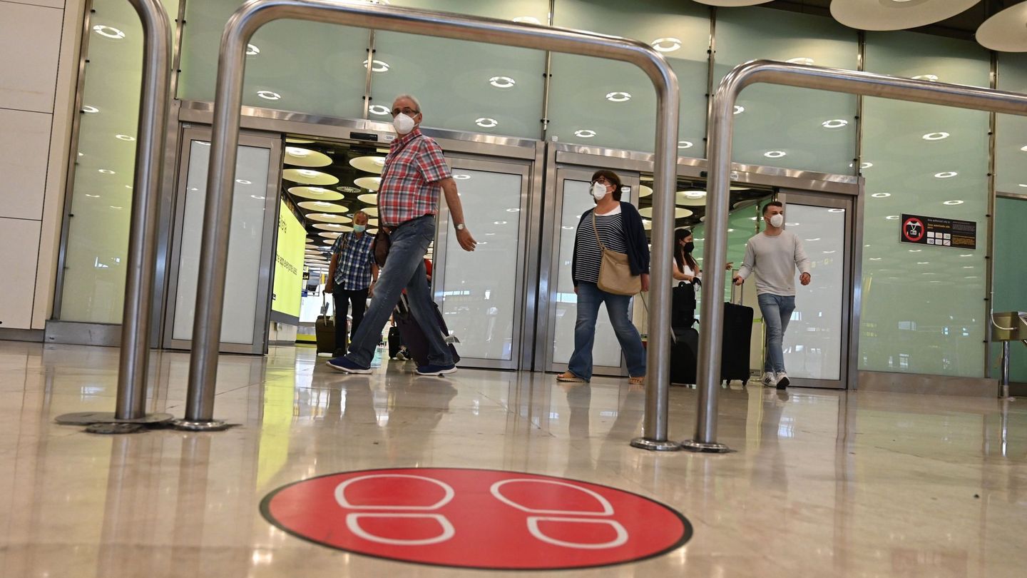 Varios turistas tras aterrizar en la terminal 4 del aeropuerto Adolfo Suárez Madrid Barajas. (EFE)