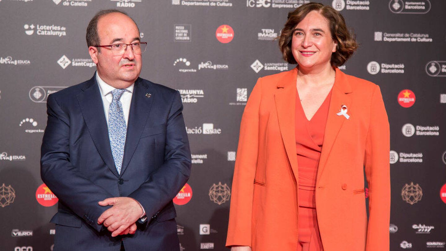 Miquel Iceta y Ada Colau en la alfombra roja de los Premios Gaudí 2022 (Getty Images)