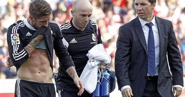 Foto: Sergio Ramos, junto al doctor Olmo (d), en un partido de Liga.
