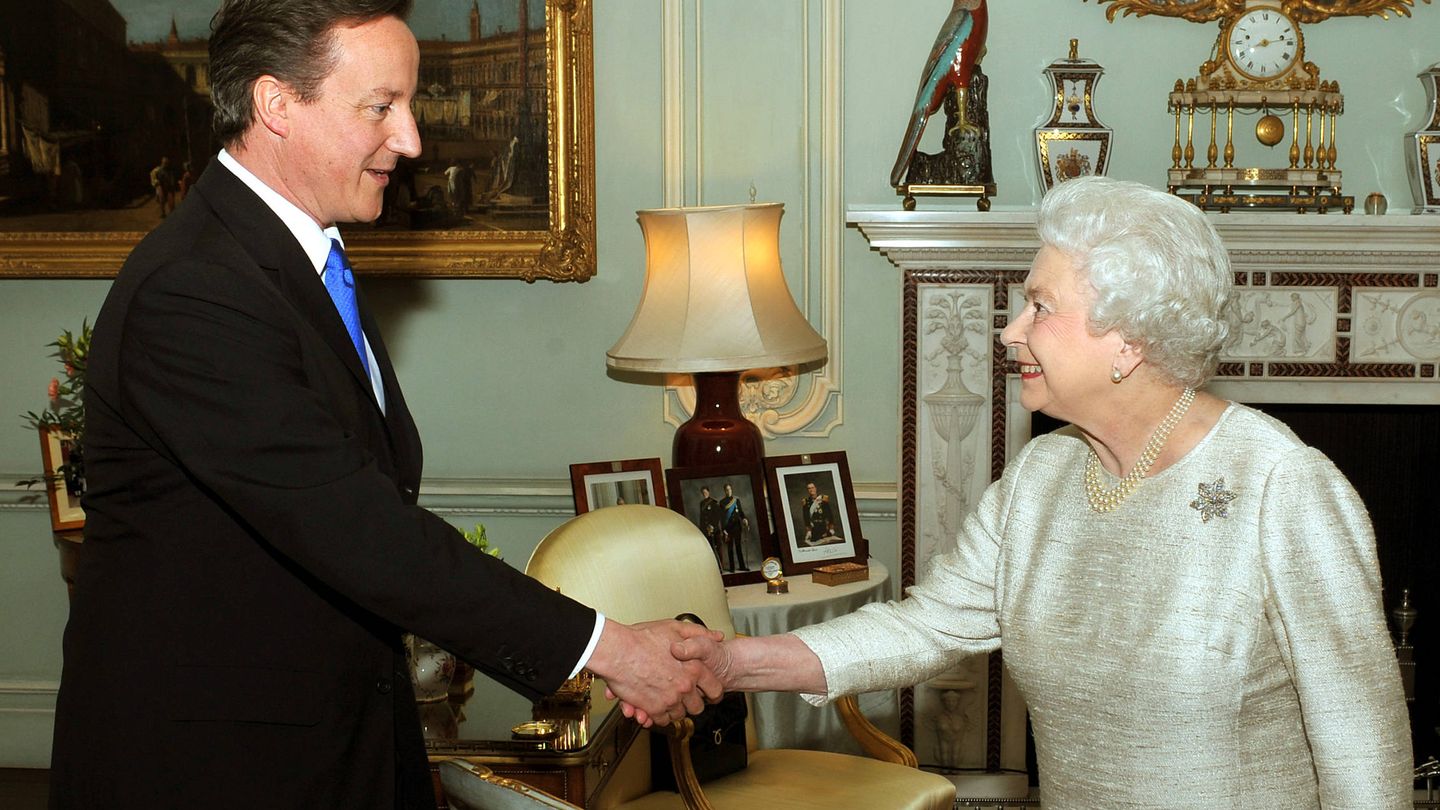 Davis Cameron saluda a la reina Isabel II. (Getty) 
