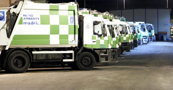 Foto: Camiones de recogida de basuras del ayuntamiento de Madrid. (EFE)