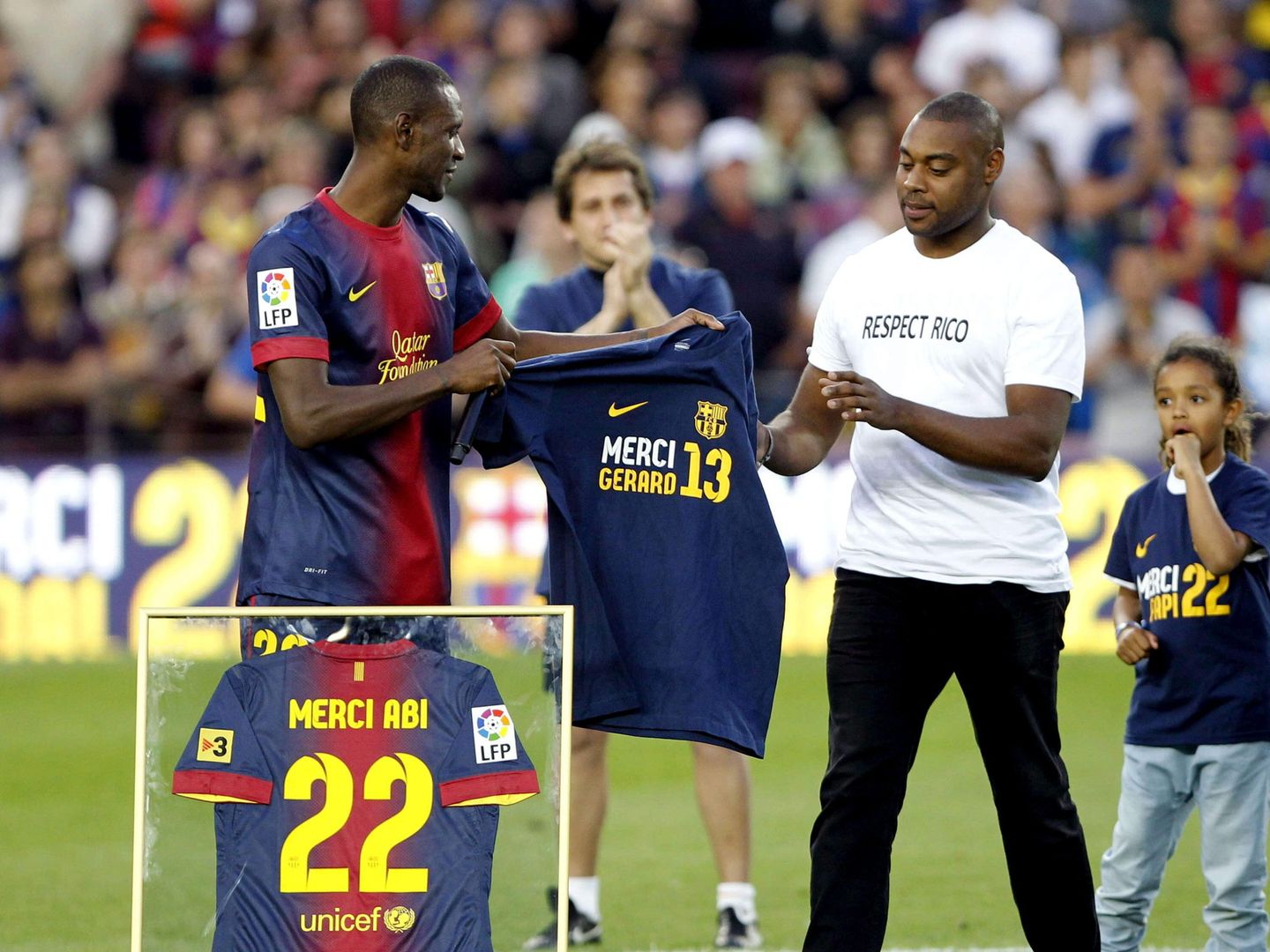Éric Abidal entrega una camiseta de agradecimiento a su primo en 2013. (EFE)