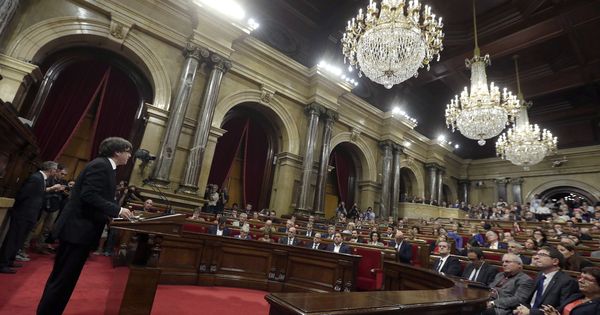 Foto: El presidente de la Generalitat, Carles Puigdemont, durante su comparecencia en el Parlament. (EFE)