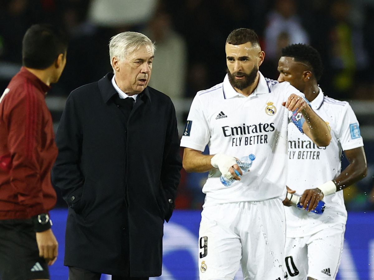 Foto: Karim Benzema dialoga con Carlo Ancelotti. (Reuters/Andrew Boyers)