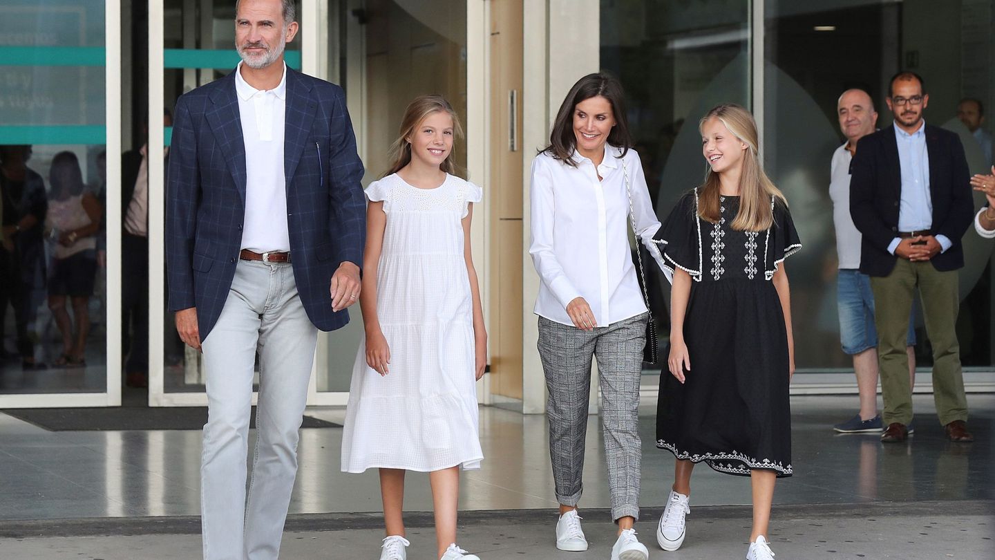 La familia real, durante una visita al rey Juan Carlos en la clínica Quirón. (EFE)