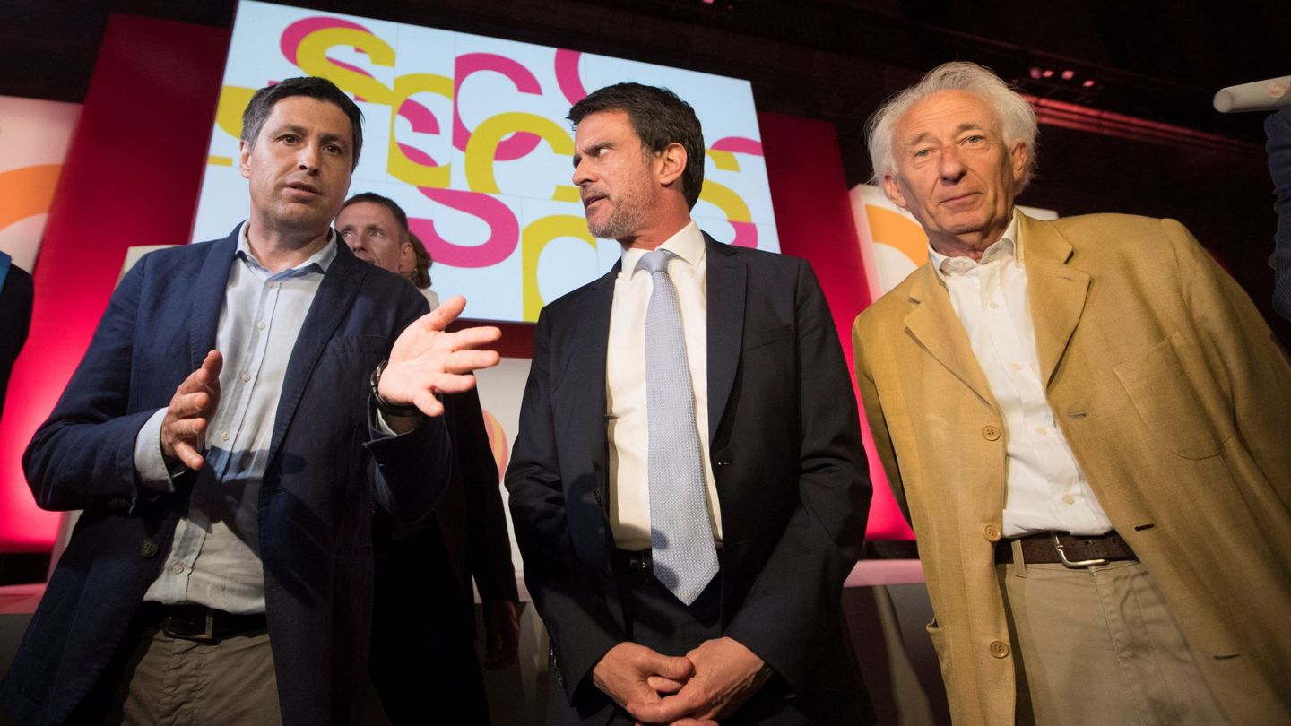 Manuel Valls (c), junto al presidente de SCC, José Rosiñol (i), y el dramaturgo Albert Boadella. (EFE)