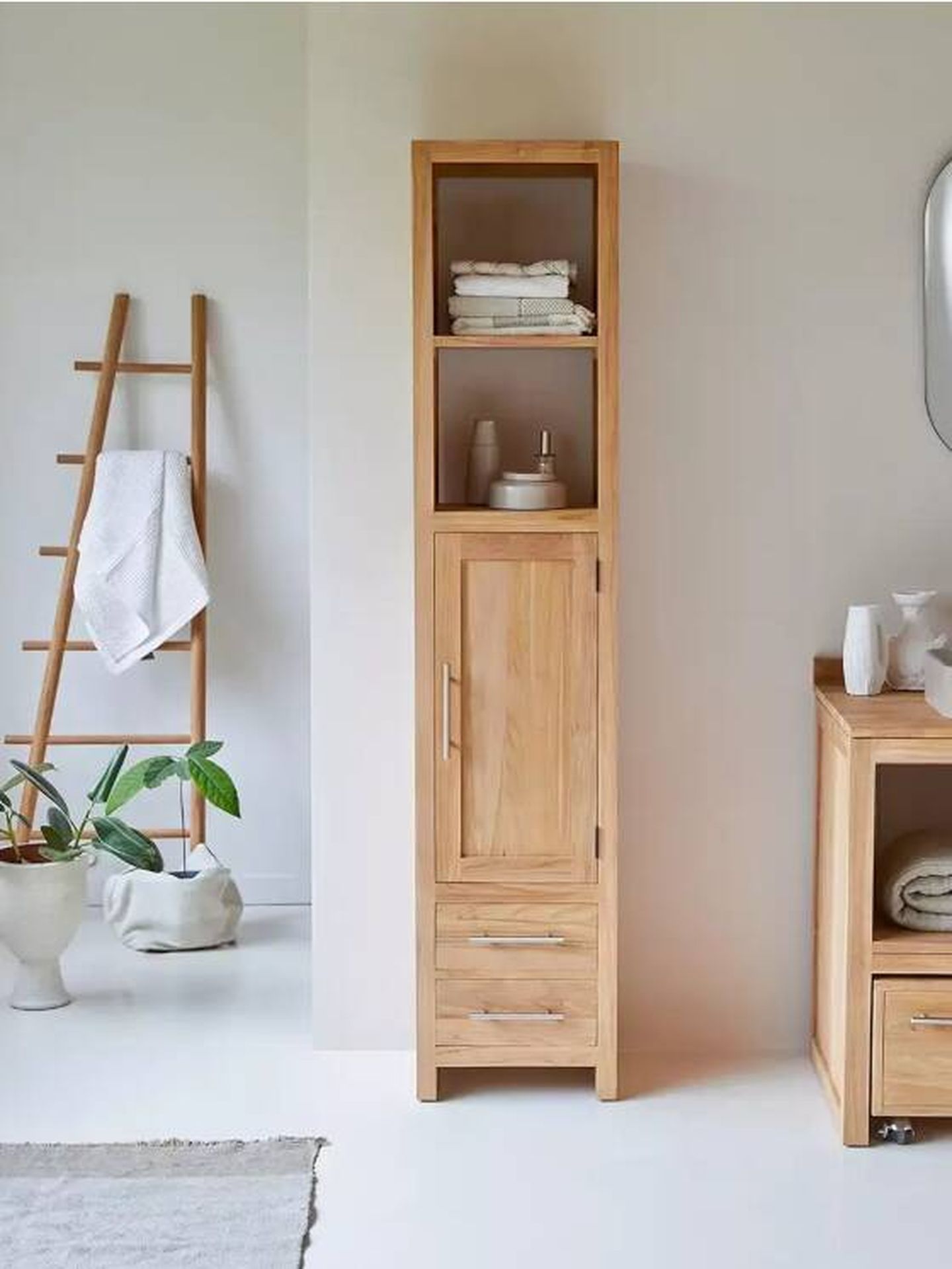Un mueble de madera de Tikamoon perfecto para baños reducidos. (Cortesía)