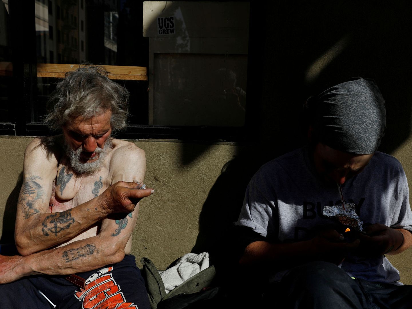 Un hombre inyectándose fentanilo en Tenderloin, uno de los barrios con más sobredosis de San Francisco. (Reuters)