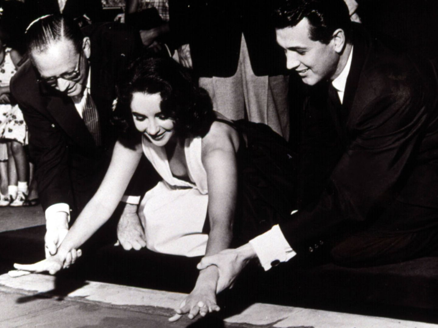 Hudson, junto a su compañera y amiga Elizabeth Taylor dejando sus huellas en el cemento del Teatro Chino de Hollywood. (CP)
