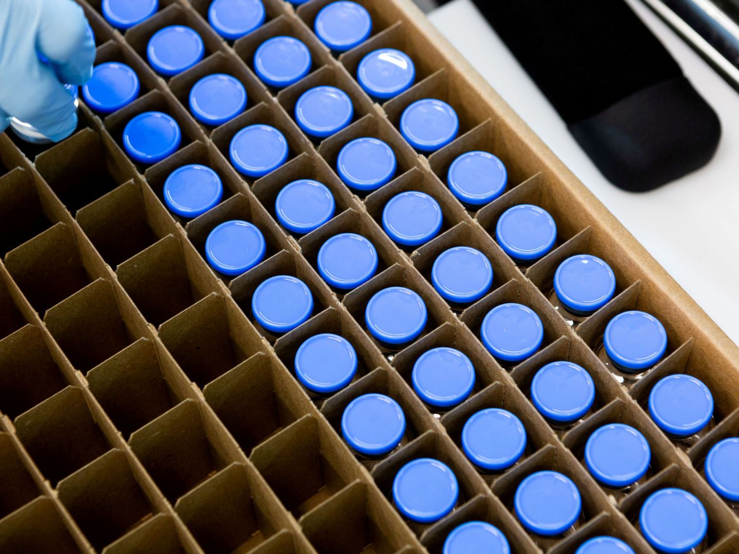 Un técnico de laboratorio acumula viales de remdesivir en California. (Reuters)