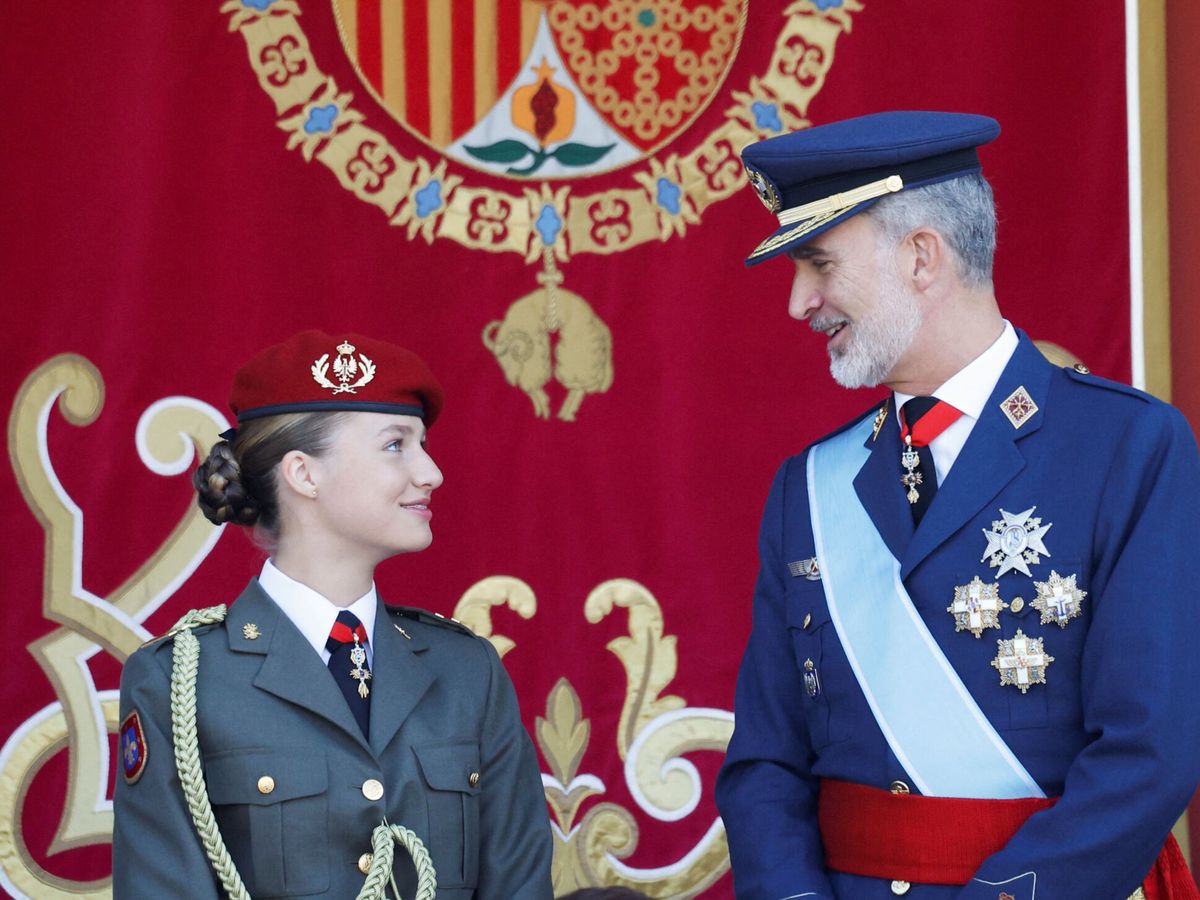 Foto: La princesa Leonor junto a su padre. (Reuters/Juan Medina)